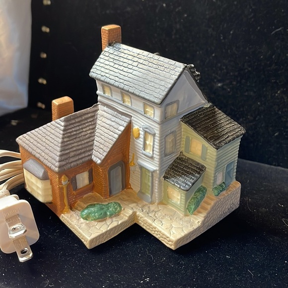 Avon (1989) Vtg Collectible Early American Light Up Village MainHouse - Picture 6 of 10